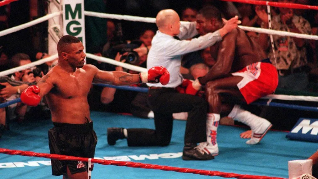 Mike Tyson dejando en la lona a Frank Bruno en 1996. (Imago)