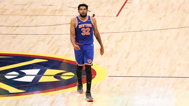 Karl-Anthony Towns camina por la cancha durante la segunda mitad del juego contra los Denver Nuggets en el Ball Arena.