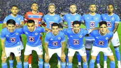 Un jugador de Cruz Azul es seguido de cerca por el Bayern Munich de Alemania