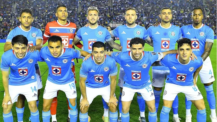 Un jugador de Cruz Azul es seguido de cerca por el Bayern Munich de Alemania