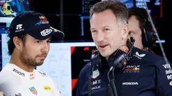 Checo Pérez habla con Christian Horner durante el Gran Premio de China 2024.