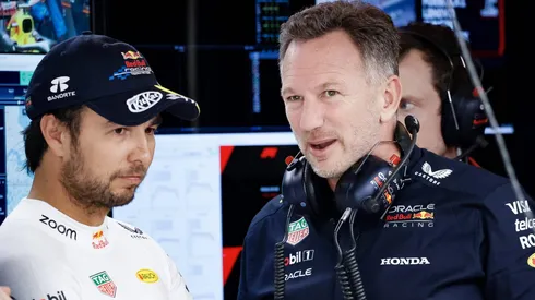 Checo Pérez habla con Christian Horner durante el Gran Premio de China 2024.