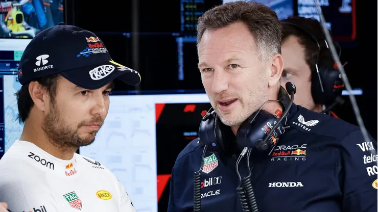 Checo Pérez habla con Christian Horner durante el Gran Premio de China 2024.