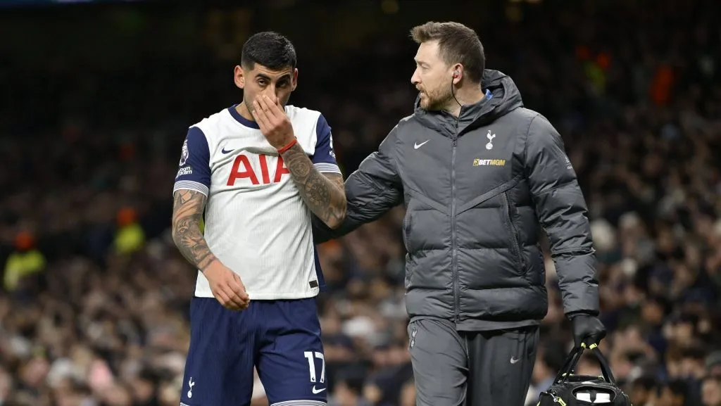 El defensa argentino es baja para Tottenham (IMAGO)