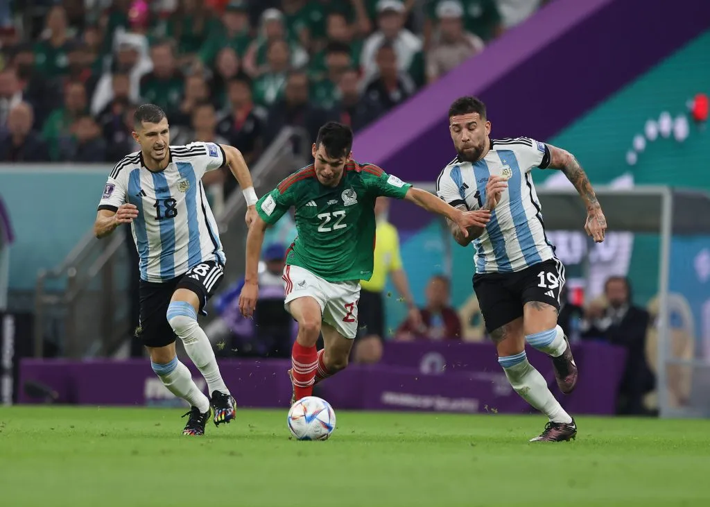 Guido Rodríguez y Nicolás Otamendi persiguen a Chucky Lozano en el Mundial de Qatar 2022 (IMAGO)
