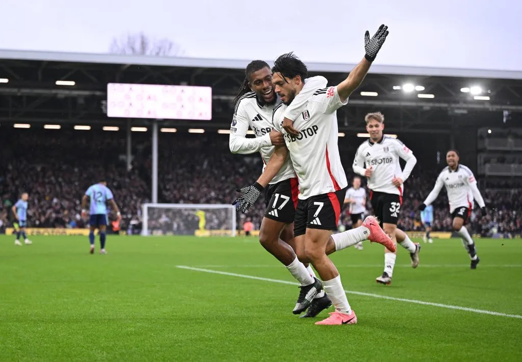 Raúl Jiménez ya sabe marcarle a equipos de Londres, como contra Arsenal y West Ham.