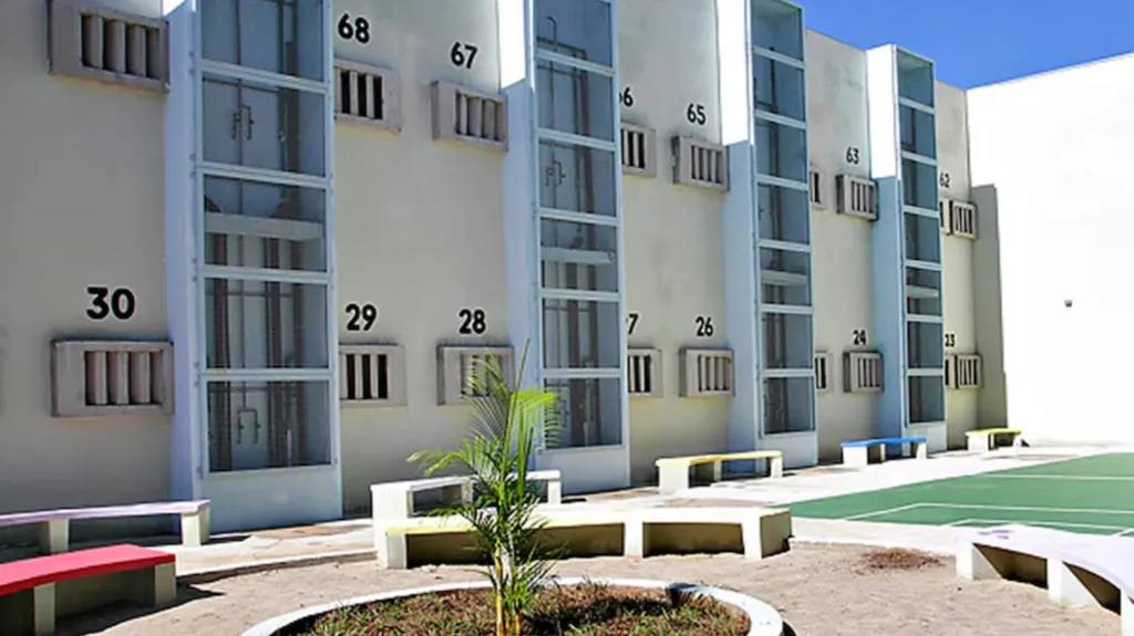 El patio con el que cuenta Robinho para poder tener espacio al aire libre. (X)