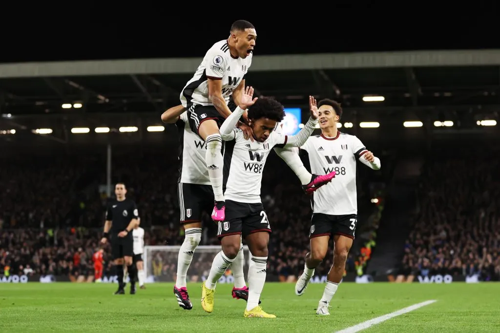 Todo Fulham celebra la victoria en Stamford Bridge (Photo by Ryan Pierse/Getty Images)