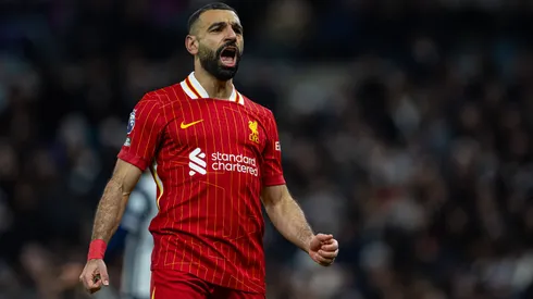 Mohamed Salah festeja su gol en la victoria por 3-1 de Liverpool sobre Leicester.