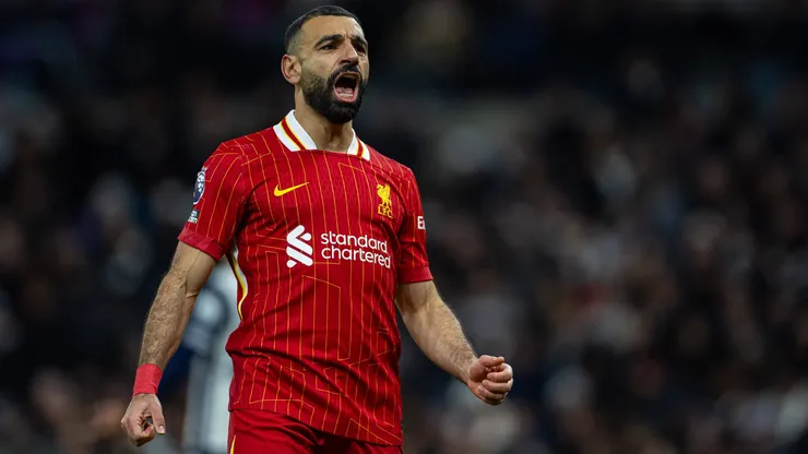 Mohamed Salah festeja su gol en la victoria por 3-1 de Liverpool sobre Leicester.