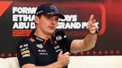 Max Verstappen platicando en rueda de prensa