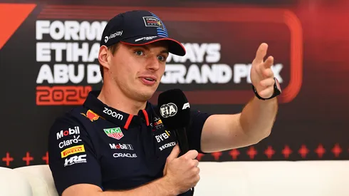 Max Verstappen platicando en rueda de prensa