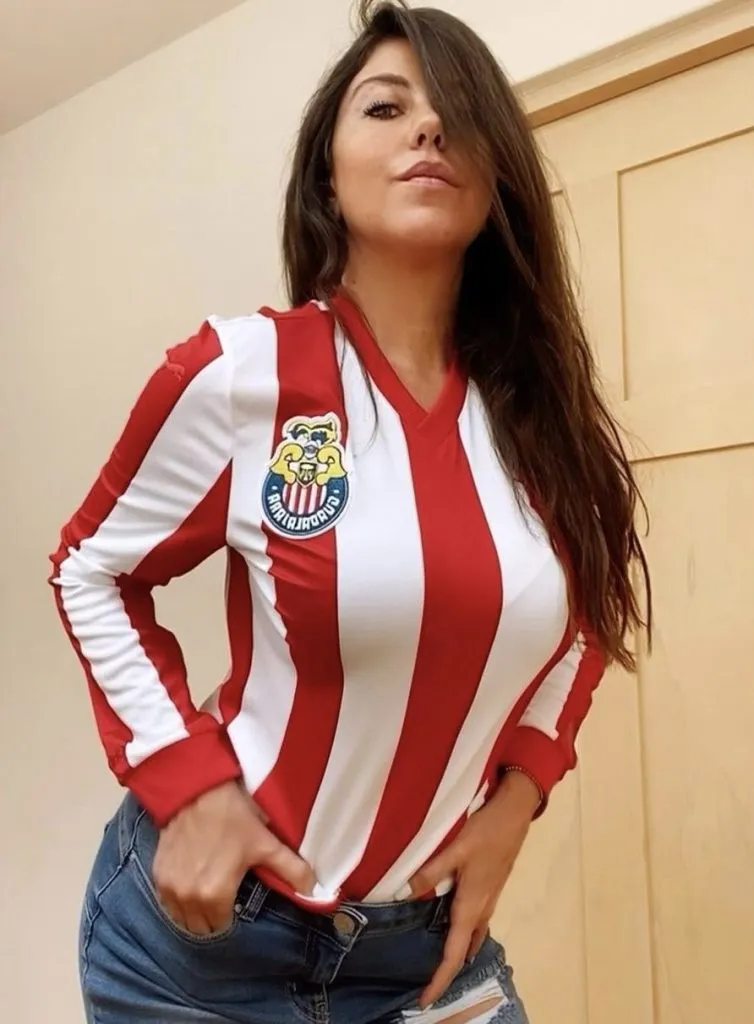 La bella reportera no oculta su fanatismo (Twitter/X)