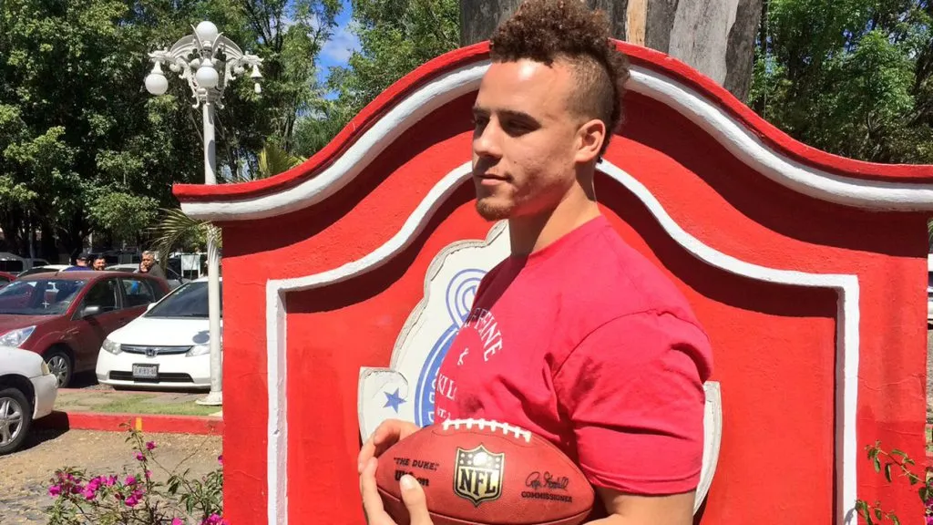 El jugador de la NFL en su visita a Verde Valle (Chivas oficial)