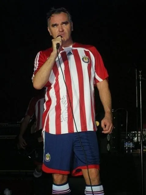 En Los Angeles, vestido con los colores de Chivas (Twitter/X)
