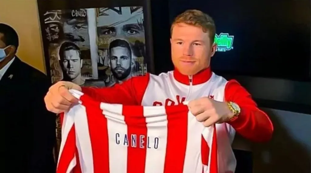 “Canelo” recibió la playera como regalo (Twitter)