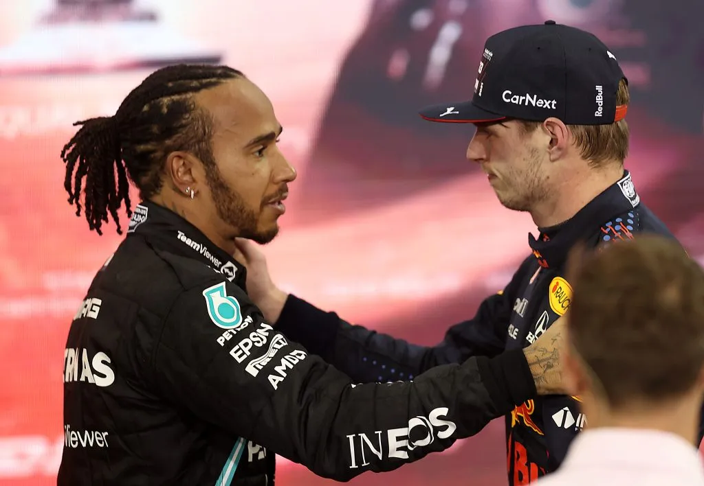 Lewis Hamilton saluda a Max Verstappen luego del Gran Premio de Abu Dhabi 2021 (GETTY IMAGES)