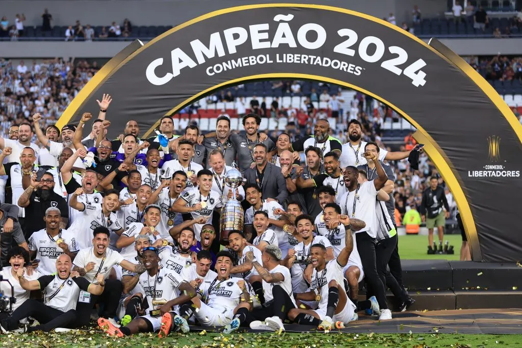 BUENOS AIRES, ARGENTINA – NOVEMBER 30: Players of Botafogo celebrate with the trophy after winning the tournament following the Copa CONMEBOL Libertadores 2024 Final between Atletico Mineiro and Botafogo at Estadio Más Monumental Antonio Vespucio Liberti on November 30, 2024 in Buenos Aires, Argentina. (Photo by Buda Mendes/Getty Images)