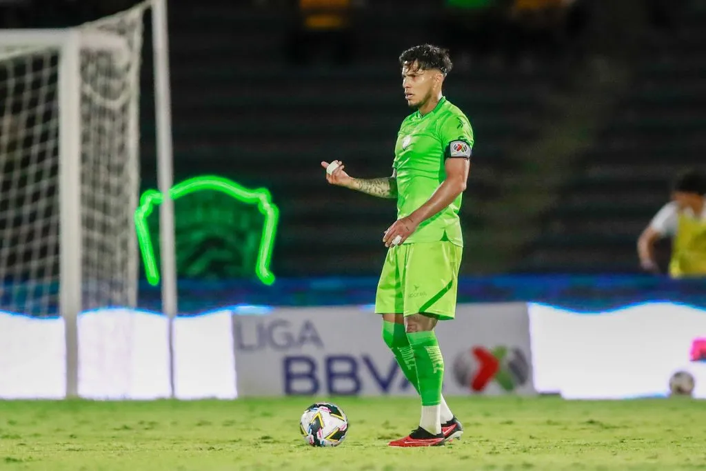 Carlos Salcedo se habría ofrecido a Rayados (IMAGO)