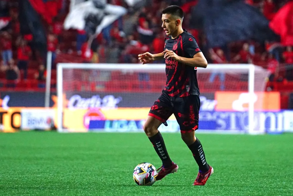 Gilberto Mora tiene apenas 16 años y ya debutó en el primer equipo de Xolos. [Foto IMAGO]
