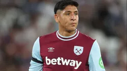 Edson Álvarez no tuvo un buen juego vs. Liverpool.