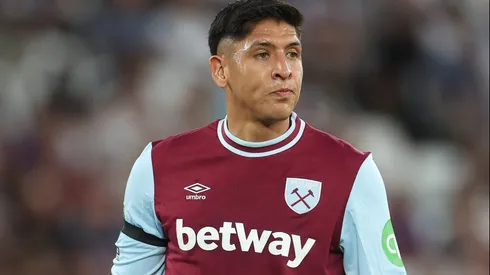 Edson Álvarez no tuvo un buen juego vs. Liverpool.