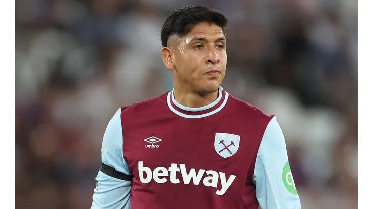 Edson Álvarez no tuvo un buen juego vs. Liverpool.