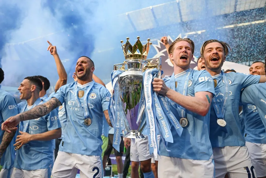 Jugadores del Manchester City celebrando la obtención de la Premier League (GETTY IMAGES)