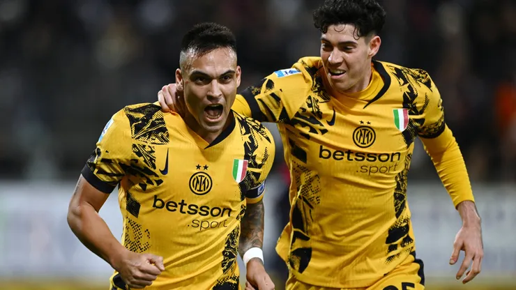 Lautaro Martínez festeja junto a Alessandro Bastoni su gol en la victoria por 3-0 ante Cagliari.