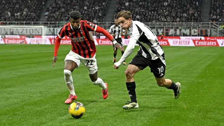 Kenan Yildiz y Emerson Royal disputan la pelota en el último enfrentamiento entre Juventus y Milan que terminó igualado sin goles.