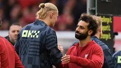 Erling Haaland y Mohamed Salah se saludan antes de un partido de Premier League
