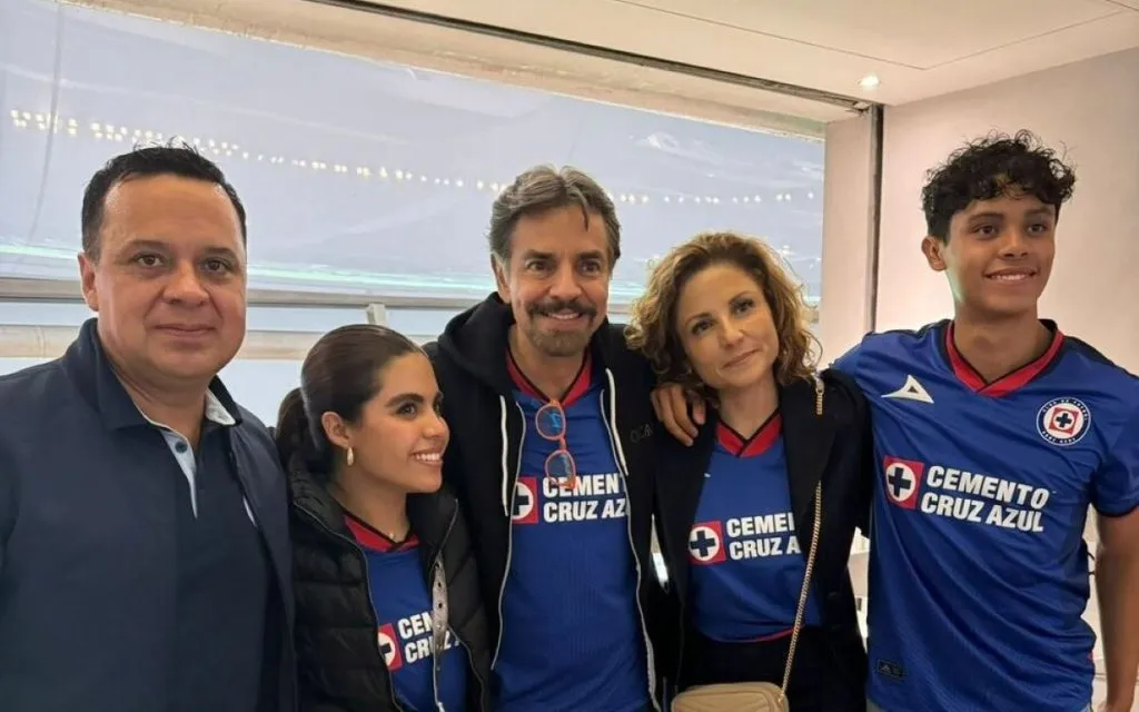 Derbez junto a su familia, invitado por el Cruz Azul (Twitter/X)