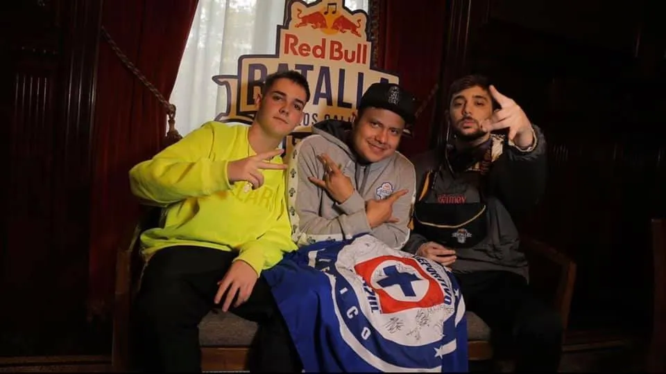 Bnet posó con la bandera del equipo cruzazulino (Instagram)