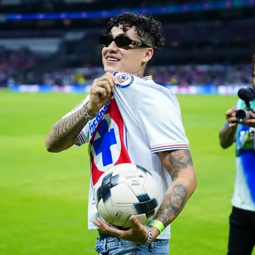 El rapero presumiendo su playera retro de Cruz Azul (Instagram)