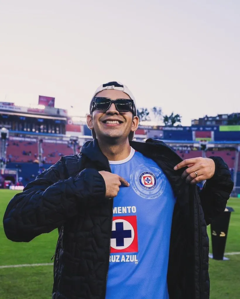 “El Capi” apoyando al equipo desde el estadio (Instagram)