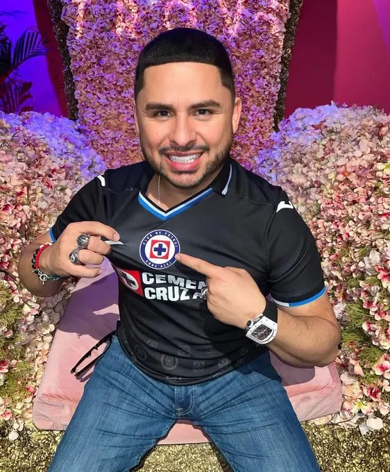 Larry presumiendo su playera de La Máquina (Twitter/X)