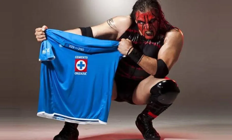 El luchador mostrando la playera de Cruz Azul (Twitter/X)