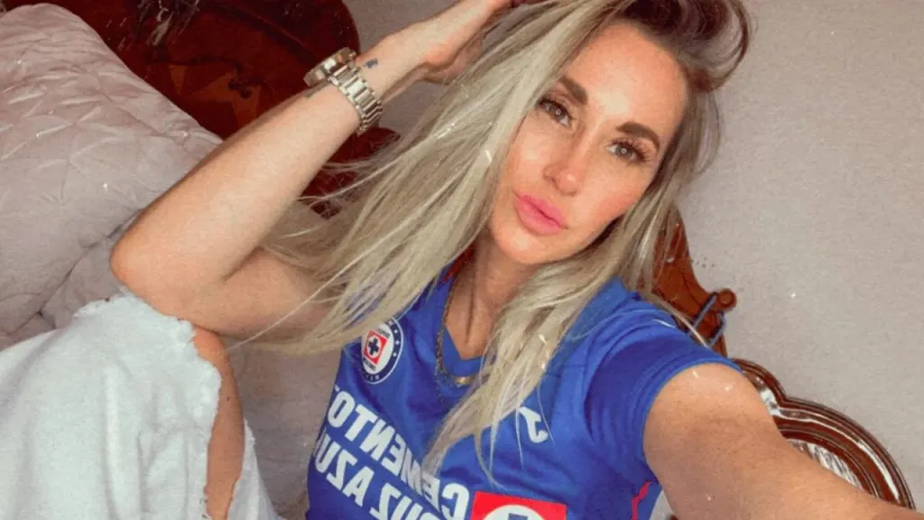 La “playmate” suele mostrarse con el jersey de Cruz Azul (Instagram)