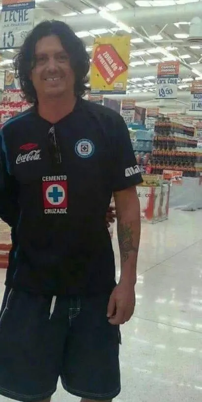El vocalista posando con la playera de Cruz Azul (Twitter/X)