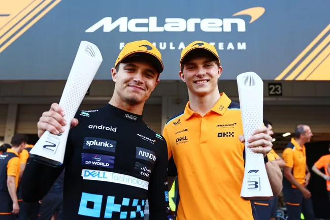 Lando Norris y Oscar Piastri posan con sus trofeos del Gran Premio de Japón 2024 (GETTY IMAGES)
