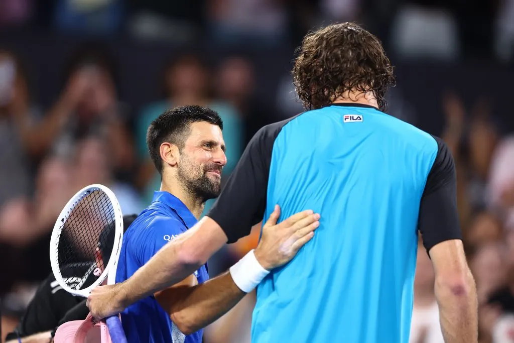 Novak Djokovic saluda a Reilly Opelka tras caer en el ATP de Brisbane (GETTY IMAGES)