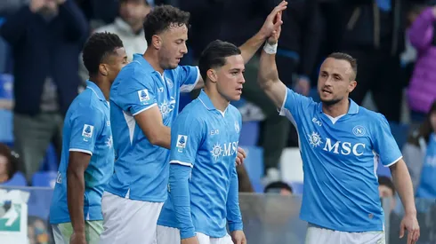 Los jugadores de Napoli festejan el gol de la victoria contra Venezia en el juego más reciente de la liga italiana.