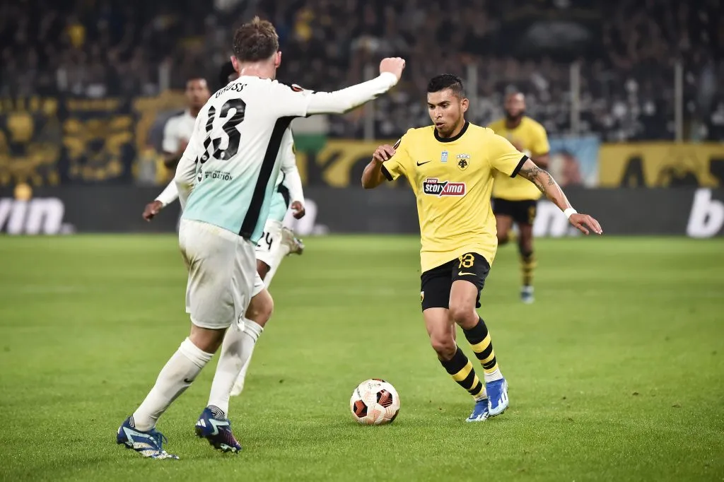 AEK Atenas le daría salida a Orbelín Pineda por medio del pago de la cláusula de rescisión. [Foto Getty Images]