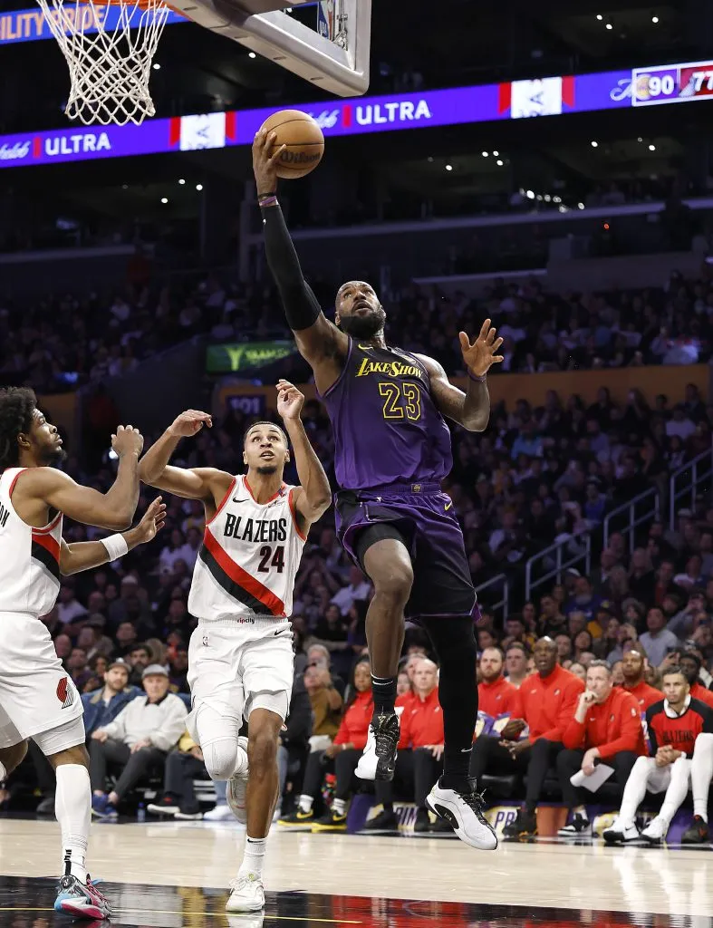LeBron James anotó 30 puntos en la victoria de Los Angeles Lakers sobre Atlanta Hawks (GETTY IMAGES)