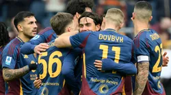 Los jugadores de Roma festejan una de las anotaciones en el juego frente a Parma en la liga italiana.