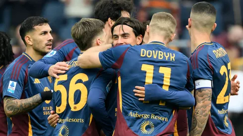 Los jugadores de Roma festejan una de las anotaciones en el juego frente a Parma en la liga italiana.