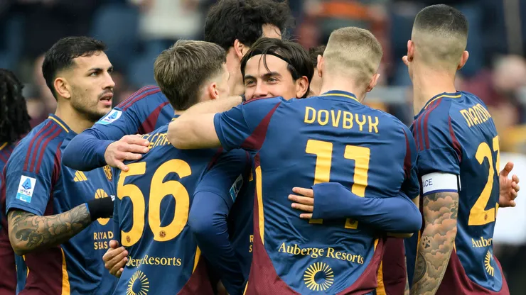 Los jugadores de Roma festejan una de las anotaciones en el juego frente a Parma en la liga italiana.