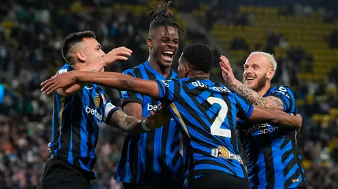 Los jugadores del Inter festejan uno de los dos goles de Denzel Dumfries en la victoria por 2-0 ante Atalanta en las semifinales de la Supercopa de Italia.