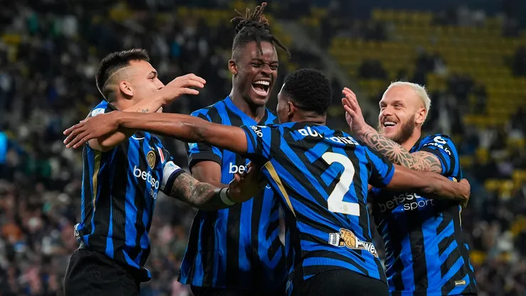 Los jugadores del Inter festejan uno de los dos goles de Denzel Dumfries en la victoria por 2-0 ante Atalanta en las semifinales de la Supercopa de Italia.