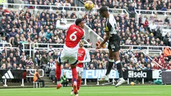 El testarazo de Alexander Isak en la espalda de Gabriel para el triunfo de Newcastle United contra Arsenal.